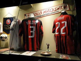 Camisas Maldini e Kaká no Museu do Milan