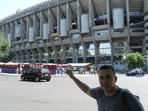 Gustavo na Paseo de la Castellana, na frente do Bernabeu