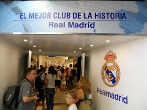 Gustavo na entrada do museu do Bernabeu