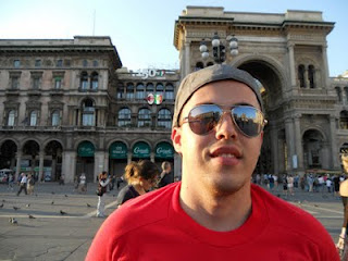 Gustavo na frente da Galeria Vittorio Emanuele - Milão