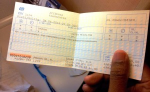 ticket de trem pra Viena em mãos