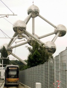 Tram próximo ao Atomium de Bruxelas