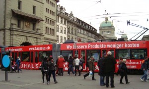 Tram em Berna perto da Torre Käfigturm na Marktgasse