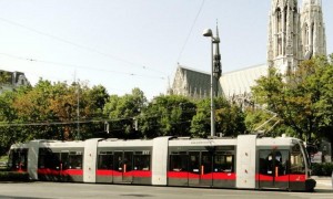 Tram de Viena próximo ao Sigmund Freud Park