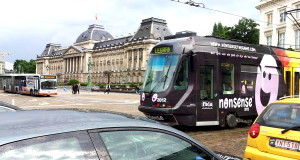 Tram próximo ao Palais Royal em Bruxelas