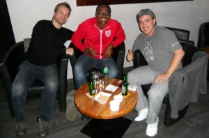 Michael, Renato e Gustavo num pub em Lucerna esperando a chuva passar