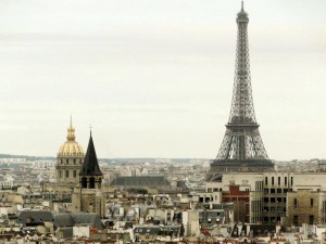 A Torre Eiffel e as cúpulas de Invalides e de Saint Germain de Prés vistos do alto das Torres de Notre Dame