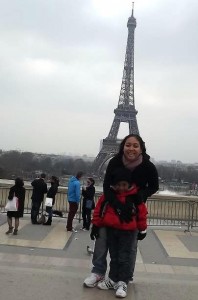 Karina e Lucca no Trocadero, de frente pra Torre Eiffel