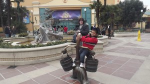 Lucca brincando na Eurodisney