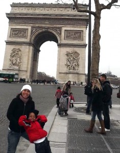 Lucca e Karina na Champs Elysée com o Arco do Triunfo