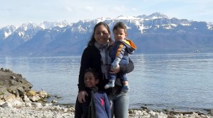 Karina, Matheus e Lucca em Ouchy, Alpes ao fundo