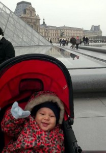 Matheuzinho todo feliz no Louvre