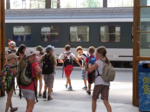 Criançada indo pra colônia de férias na Basel Bahnhof