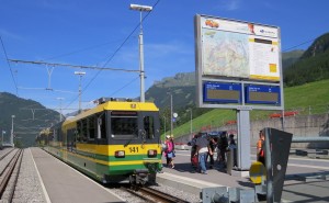 Trem para Kleine-Scheidegg na Grindelwald Bahnhof