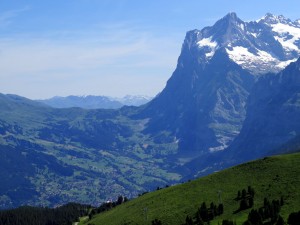 Subindo de Grindelwald para Kleine-Scheidegg em destaque Wetterhorn