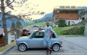 Durante o passeio posei com um Mini em Grindelwald