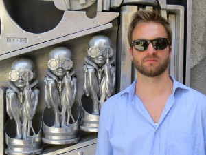 Michael na entrada do museu H.R. Giger