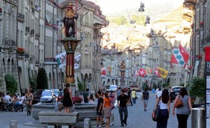 A fonte Zähringerbrunnen de costas pra foto na Kramgasse