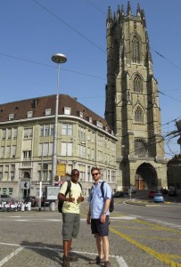 Michael e Renato de frente para a Cathédrale St-Nicolas, Fribourg