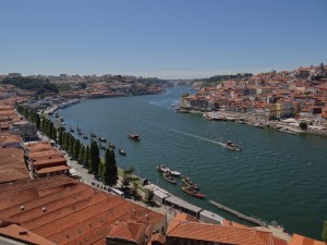 Vista do Porto e Vila Nova de Gaia ao longo do Rio Douro