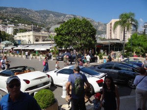 Carrões na porta do Cassino Montecarlo