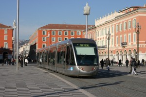 Tram passando pela Place Masséna