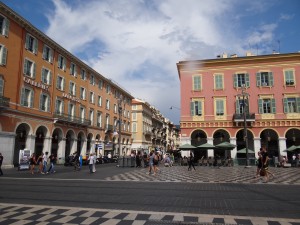 Place Masséna e seu comércio sob os arcos