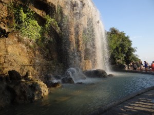 Queda d'água na Colline du Château