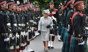 Rainha Elizabeth II entre soldados escoceses
