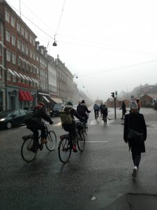 Bicicletas no Nyhavn - Copenhague num dia de frio e neblina