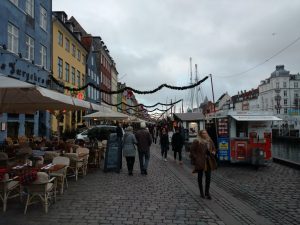 muitos restaurantes na beira do canal do Nyhavn