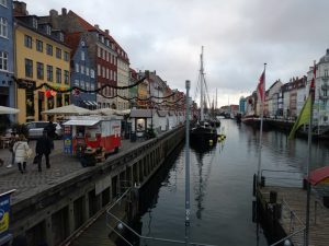 Nyhavn com seu canal e suas casinhas coloridas